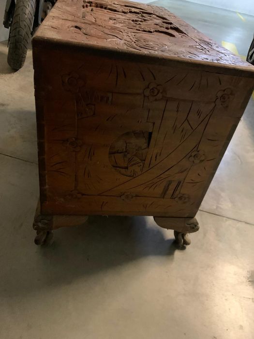 Baú Africano trabalhado á mão