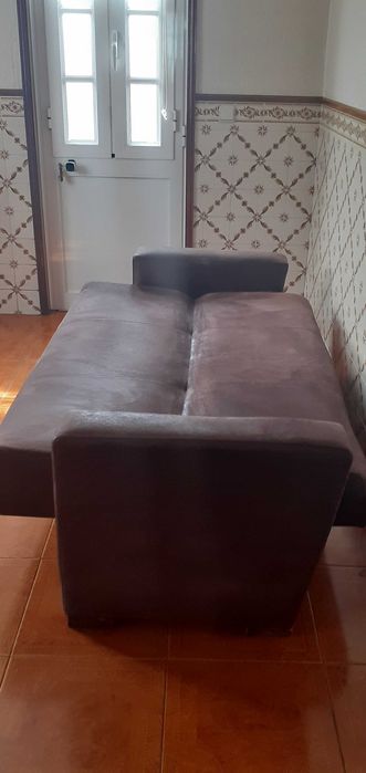 Sofá cama em pele de pessego castanho