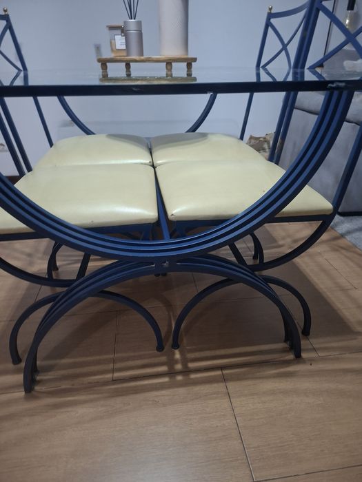 Mesa e cadeiras de ferro e tampo de vidro