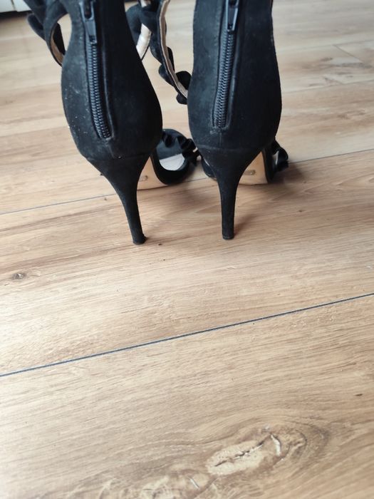 Śliczne szpilki z falbanami Quiz to rozmiar 39