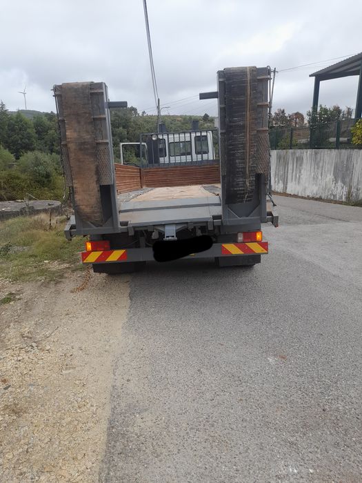 Camiao com plataforma para maquinas