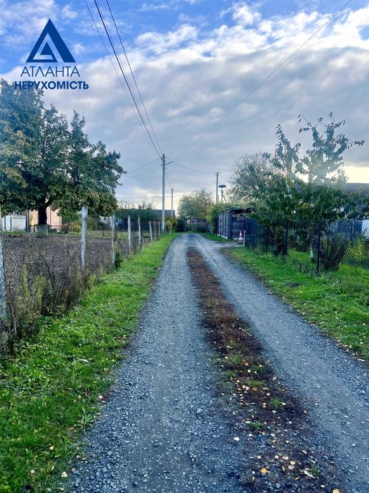 Продам приватизовану земельну ділянку біля Луцька в центрі с. Сирники!