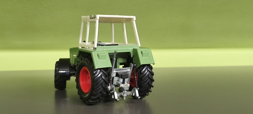 Siku traktor Fendt 1 32