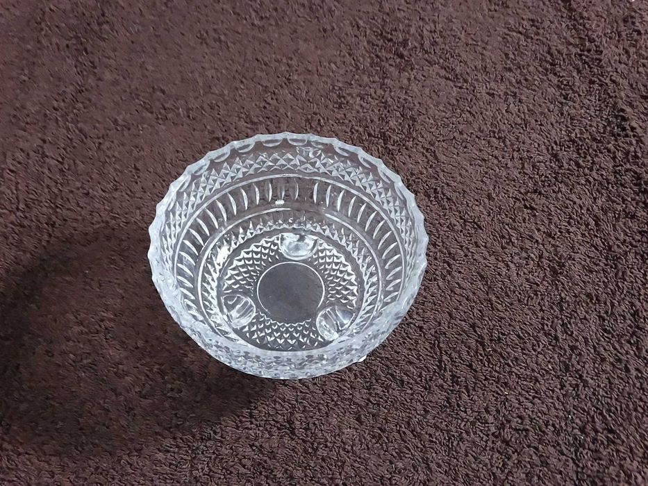 Elegancka Szklana Salaterka na Nóżkach – Vintage / PRL