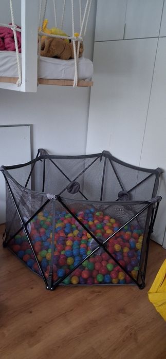 Basen kojec lipnelo z kulkami, piłeczkami.