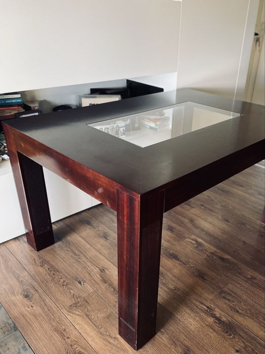 Mesa de jantar retangular em madeira