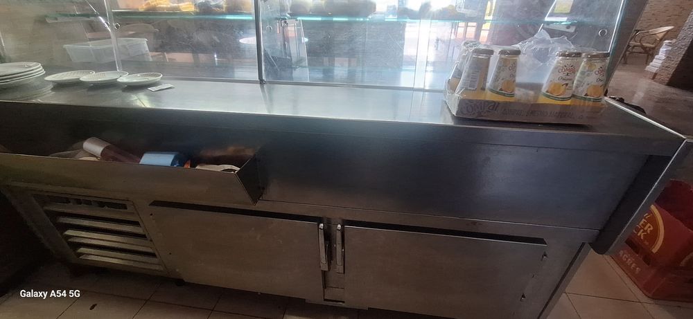 Balcao/vitrine  avariada para despachar,da para restaurar  arranjar