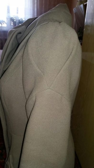 Продам демисезонное пальто 46 размера