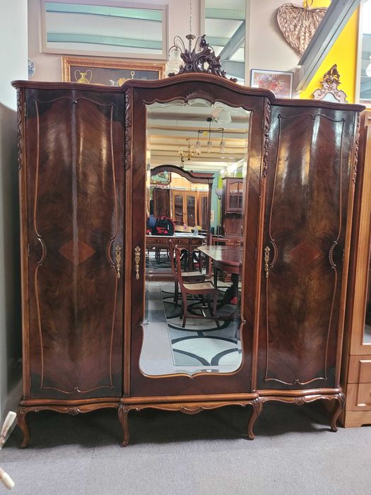 Guarda fatos antigo em muito bom estado geral