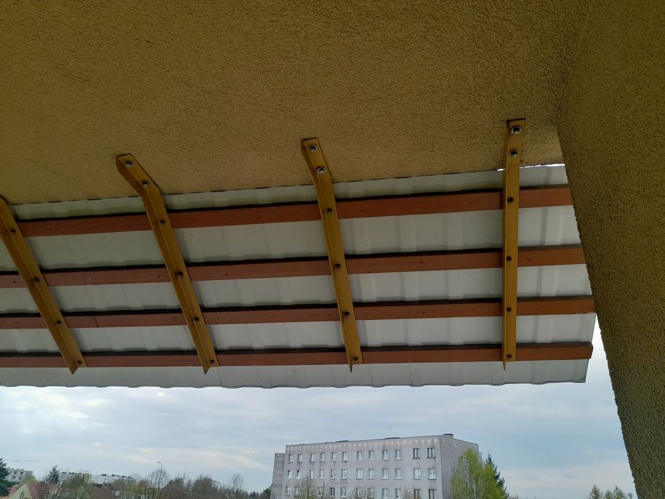 Daszek na balkon z blachy nierdzewnej.