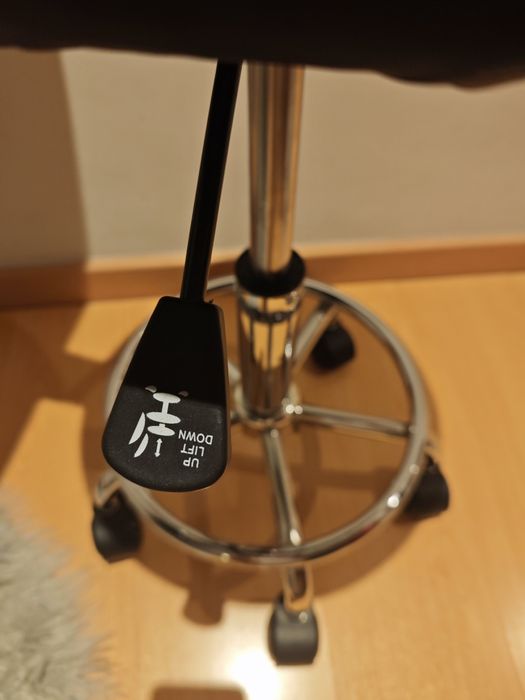 Vendo banco em pele sintética com encosto e amortecedor