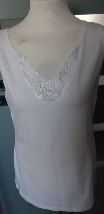 Biała damska koszulka z koronką na dekolcie z bawełny