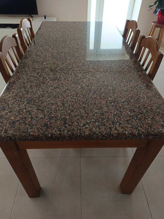 Mesa com tampo em granito