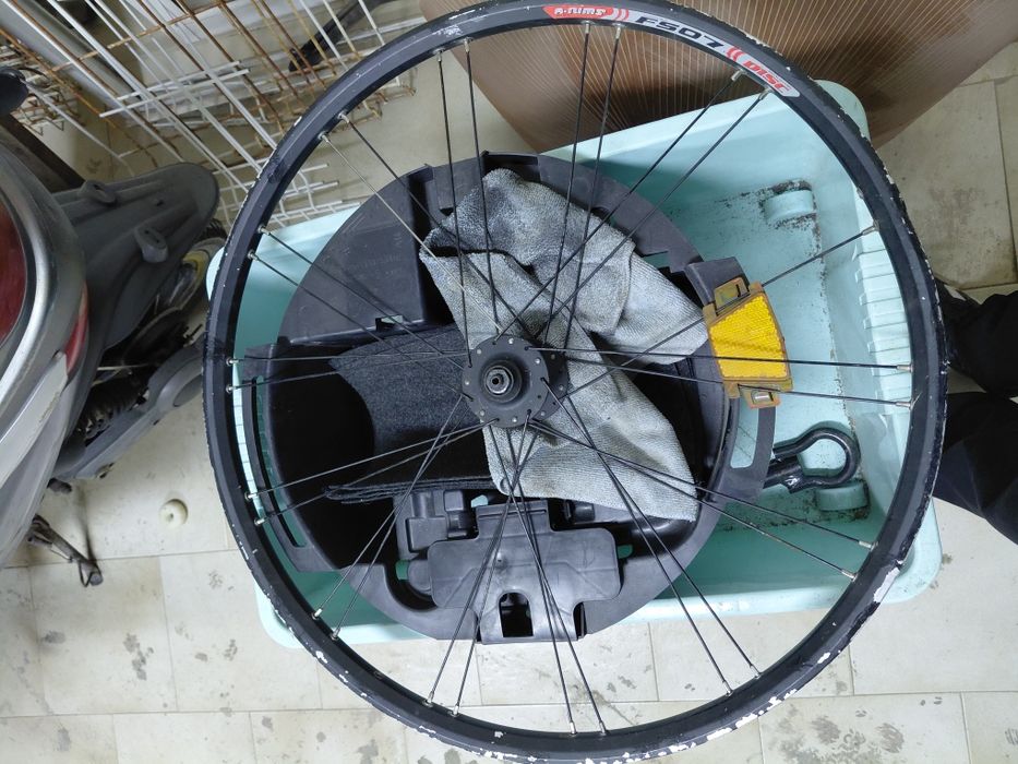 Roda de bicicleta de estrada no estado real que se encontra nas fotos