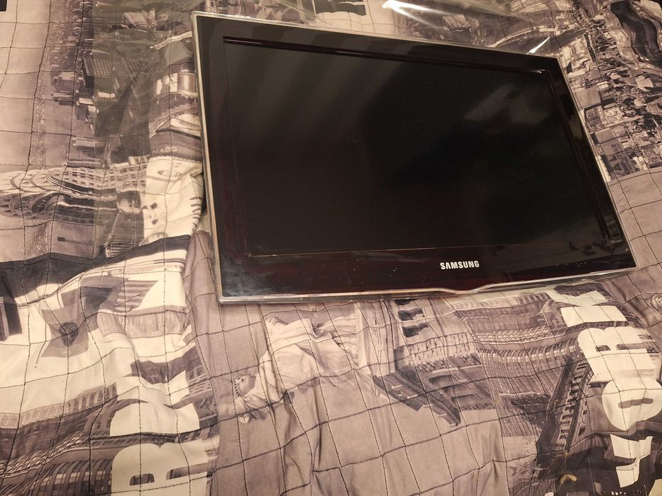 TV Samsung LE26D450 26-calowy plus regulowany uchwyt