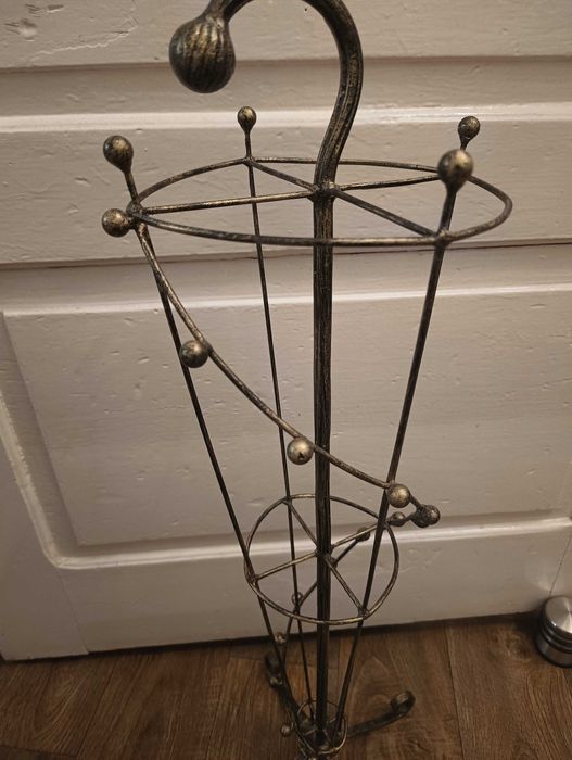 Stojak na parasolki z metaloplastyki parasolnik
