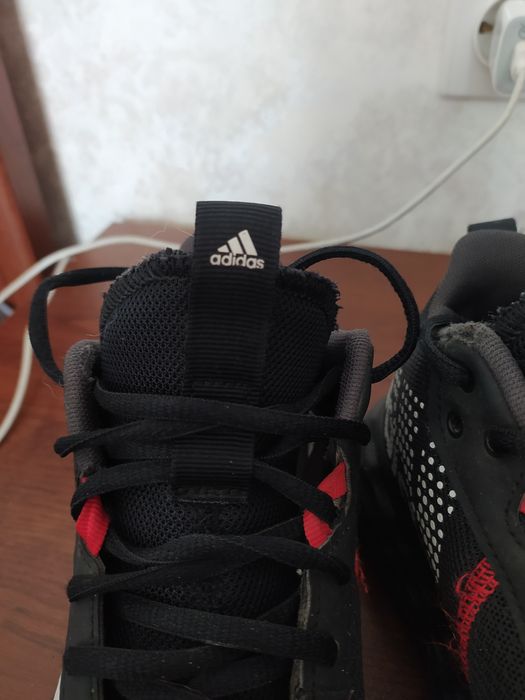 Продам кросівки adidas