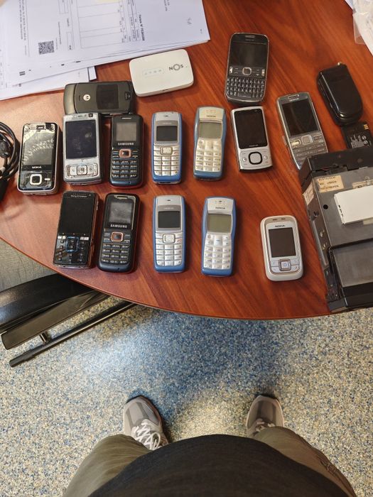 Telemóveis, telefones e calculadoras antigas