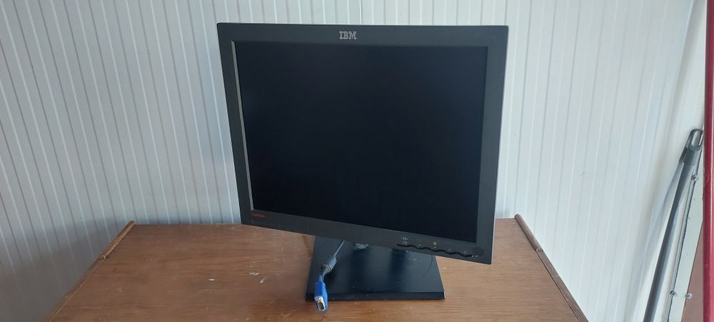 Monitor IBM 19 polegadas, formato 4:3.