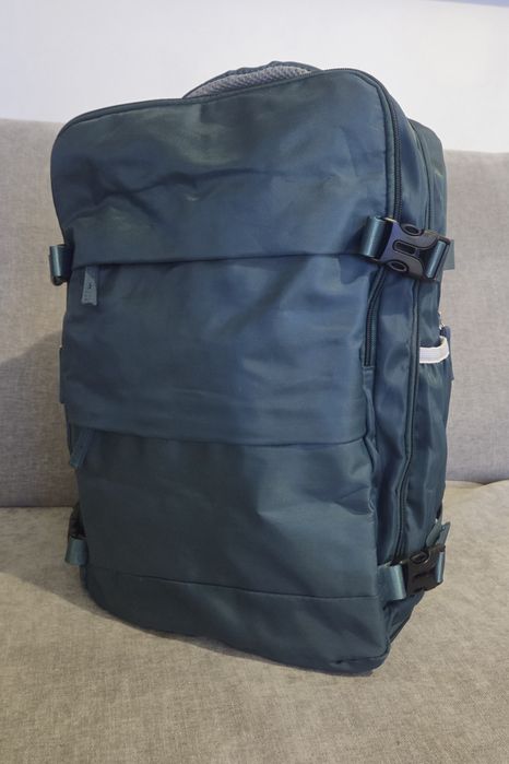 Mochila de viagem turquesa
Vários compartimentos 
Bolso inferior para