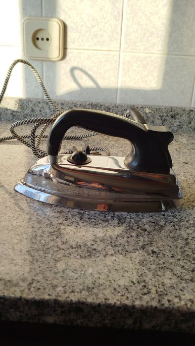 Ferro de engomar Morphy Richards antigo