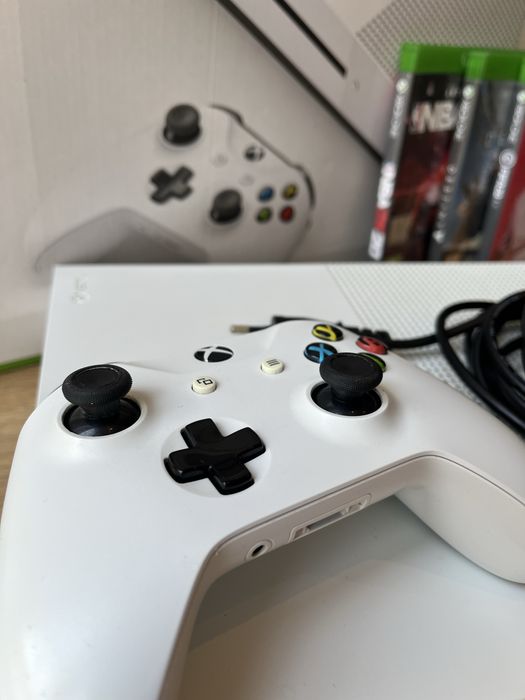 Xbox One S 1TB  w bardzo dobrym stanie