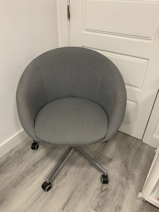 Cadeira Ikea de cor cinza