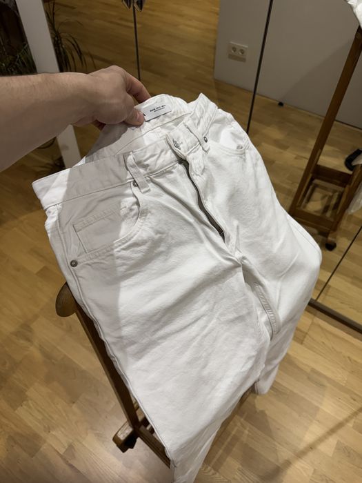 Білі джинси Bershka
