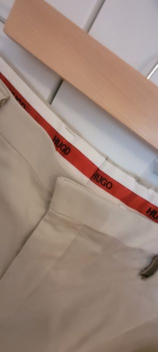 Elegancki, beżowy, slimowany garnitur z lśniącą nicią od Hugo Boss