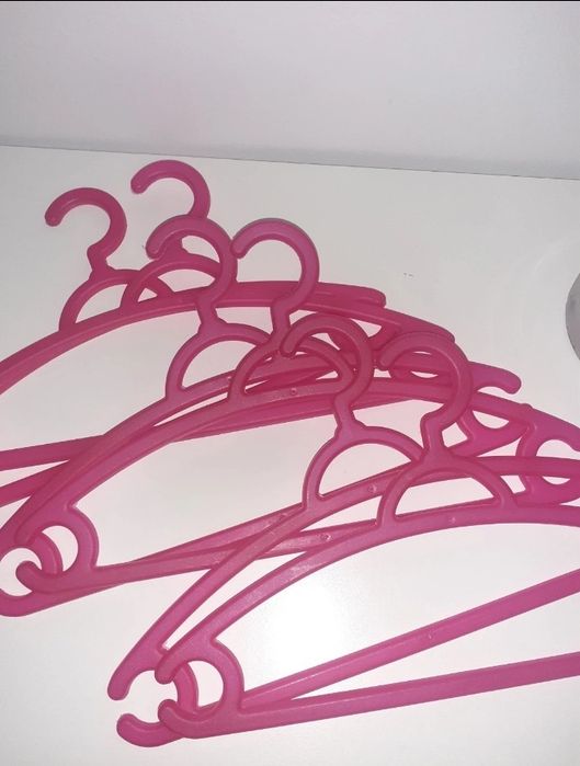 Conjunto de cabides rosa para crianças.  Ikea