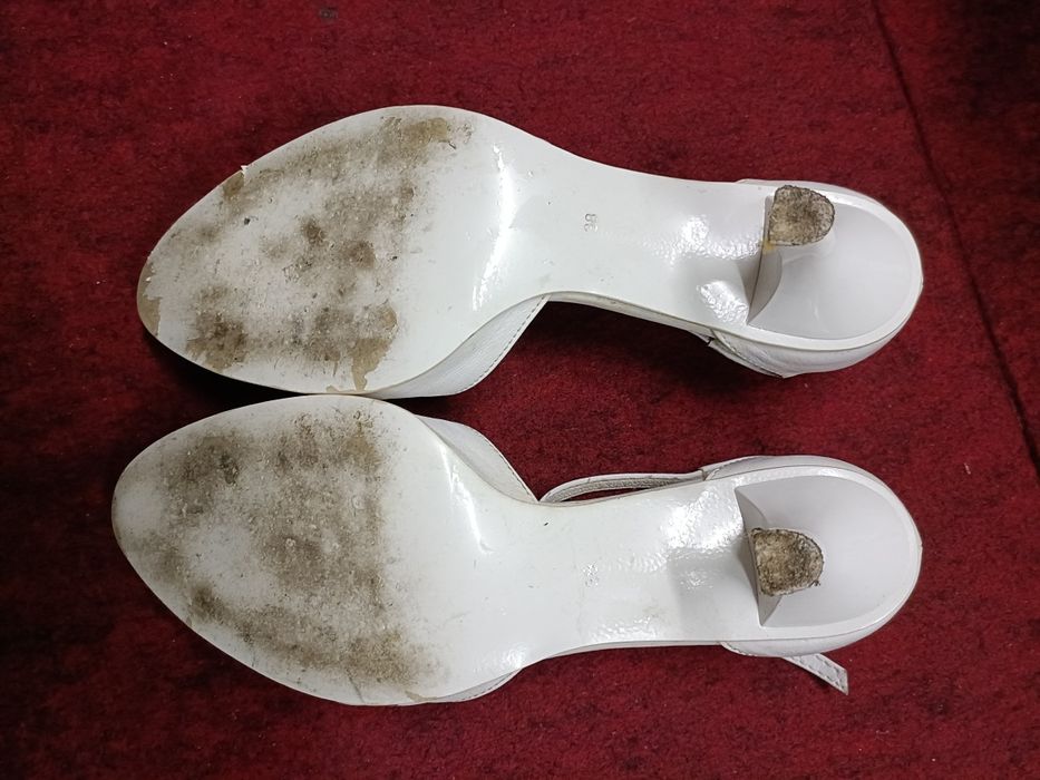 Białe skórzane buty