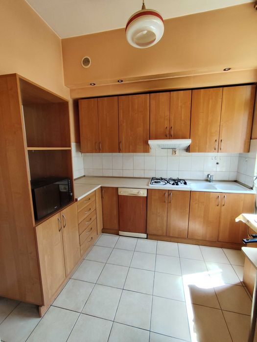 Zestaw mebli kuchennych wraz ze zmywarką, płytą gazową i zlewem