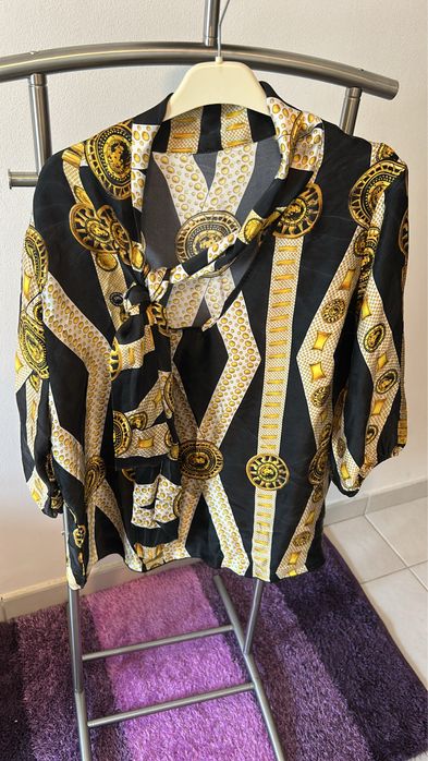 Blusa preta com dourado