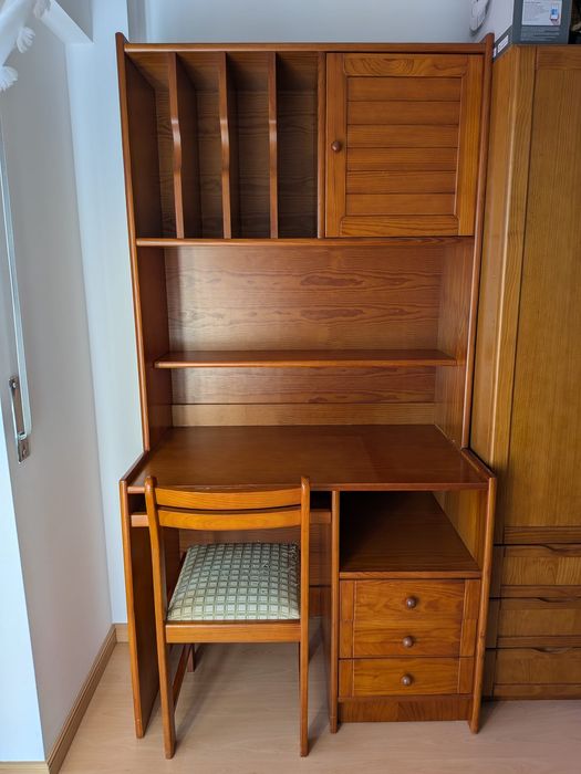 Secretária com cadeira