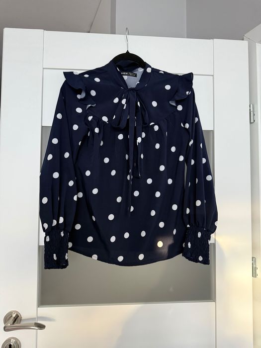 Granatowa bluzka koszulowa w białe groszki koszula elegancka w kropki