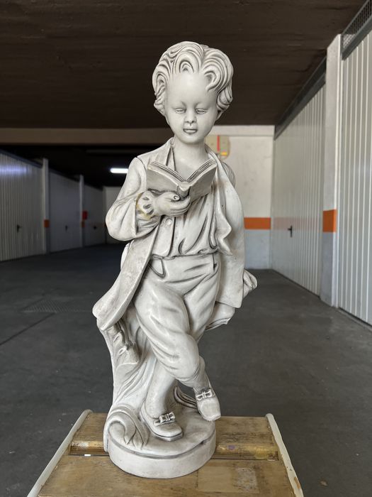 Estatuetas colecionaveis  cavalos e menino estudioso