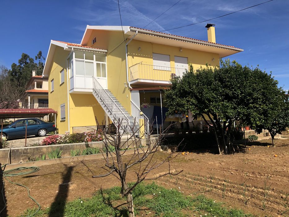 Casa grande com dois pisos