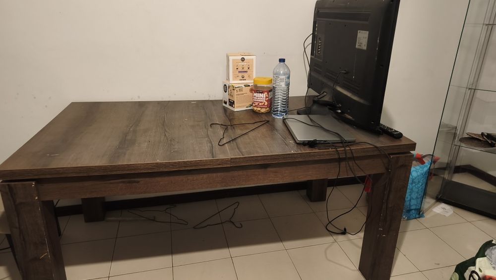 Mesa de Jantar / Sala de Estar Moderna – Madeira Escura