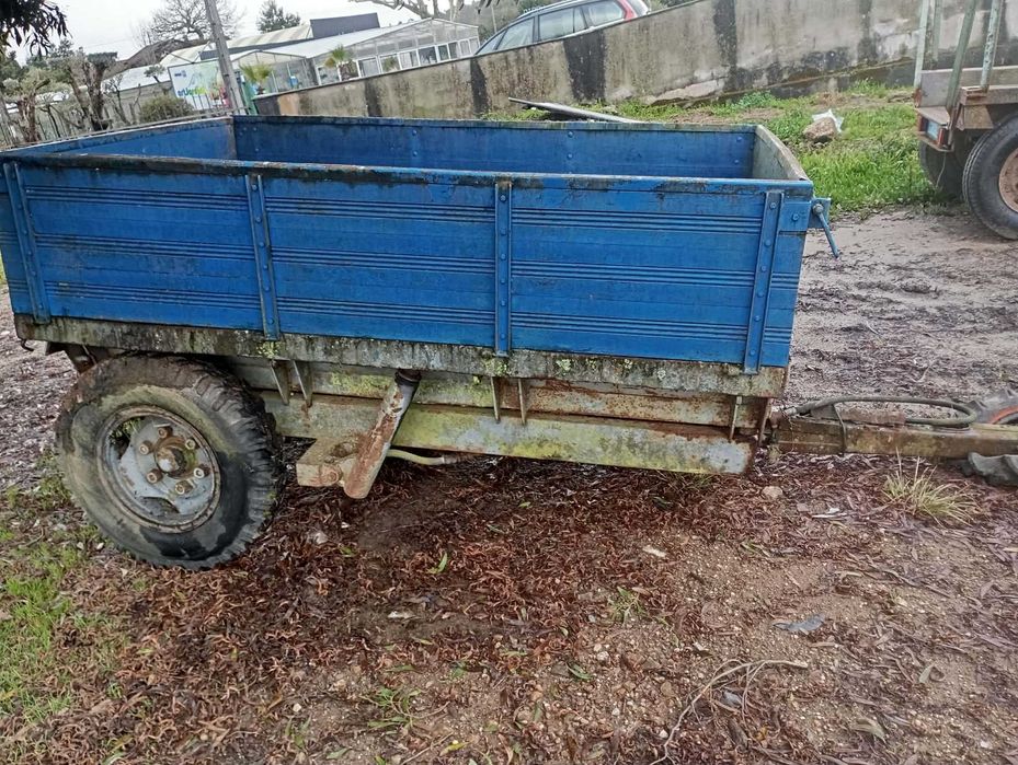 Reboque  agrícola  documentos em dia