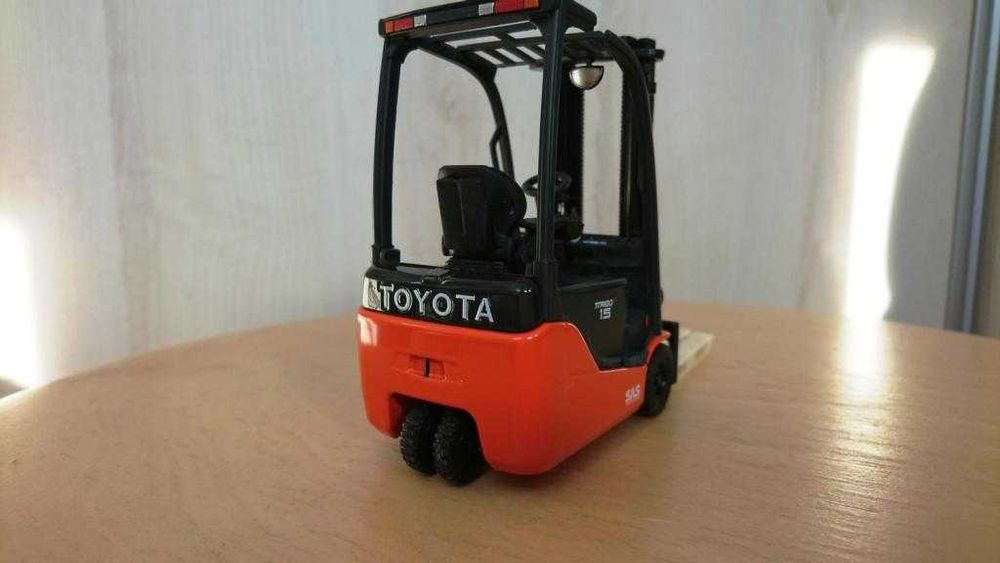 TOYOTA Traigo kolekcjonerski model wózka widłowego skala 1/23