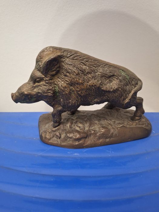 Rzeźba dzika z mosiądzu