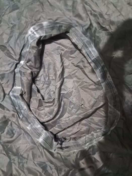 камуфльований дощовик-пончо.