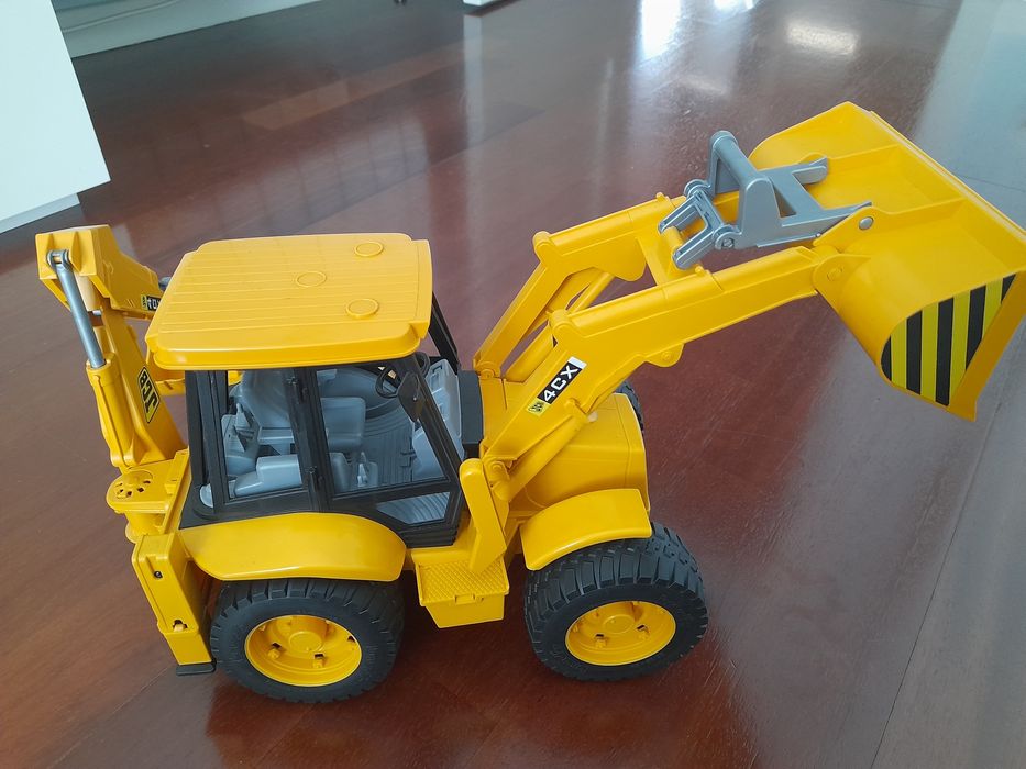 Brinquedo de Carro de polícia e retroescavadora.