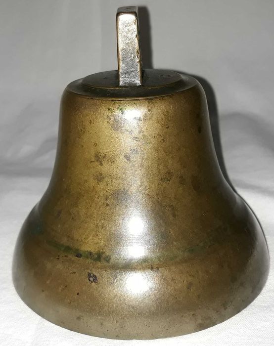 stary dźwięczny mosiężny dzwonek