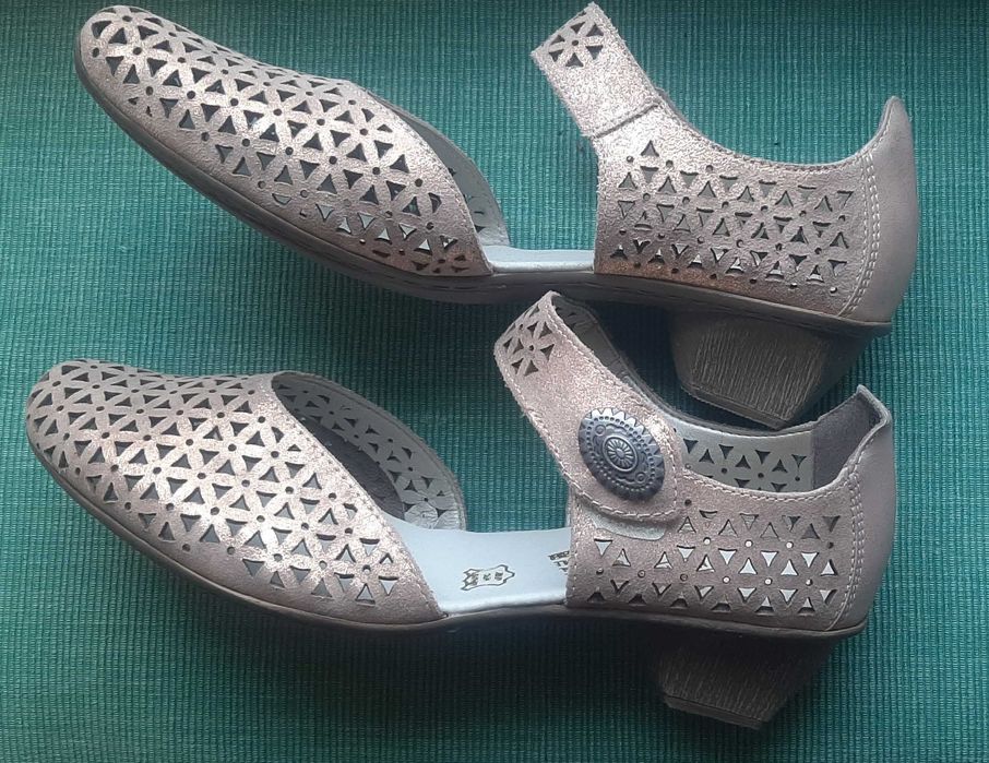 Perłowe sandałki f-my Rieker rozmiar 39