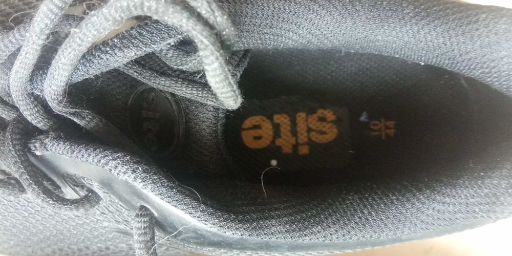 Спецобувь с металлическими вставками.