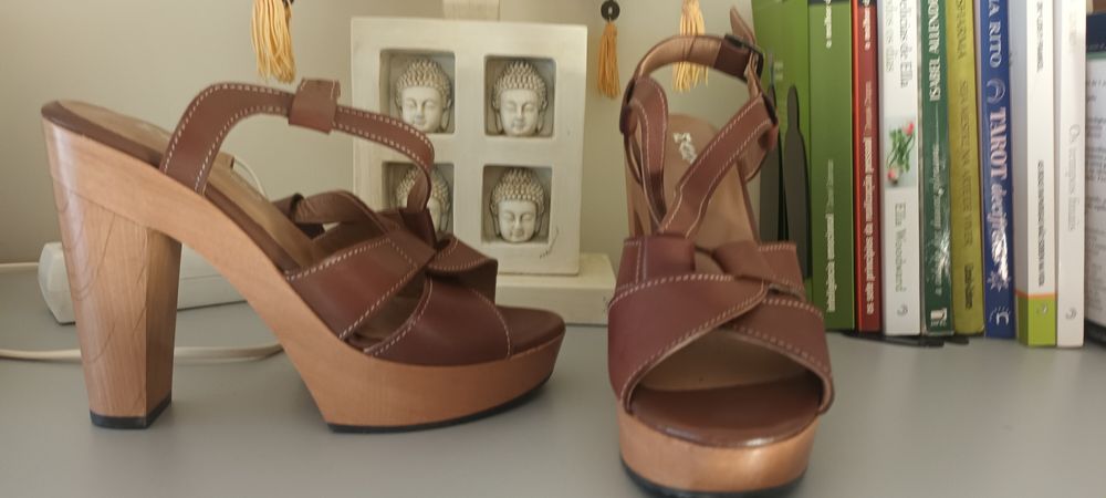 2 pares socas em madeira e pele