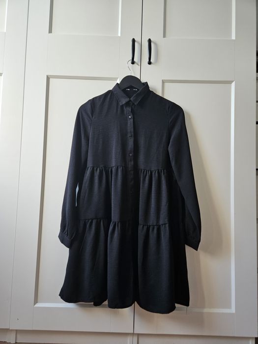 Czarna sukienka babydoll z falbanami