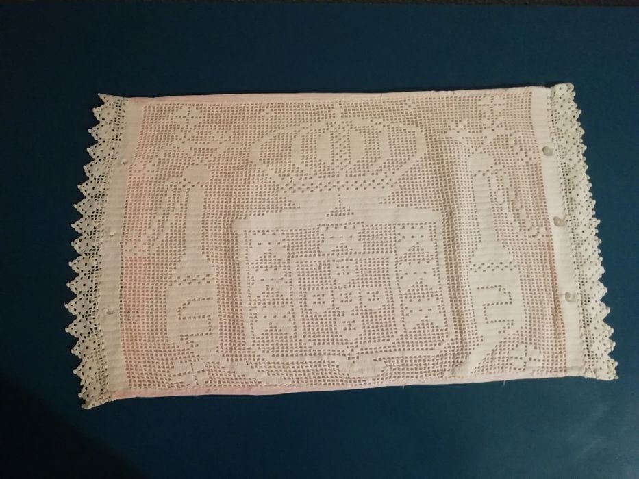 Almofadas bordadas e de renda, duas delas com quase 100 anos