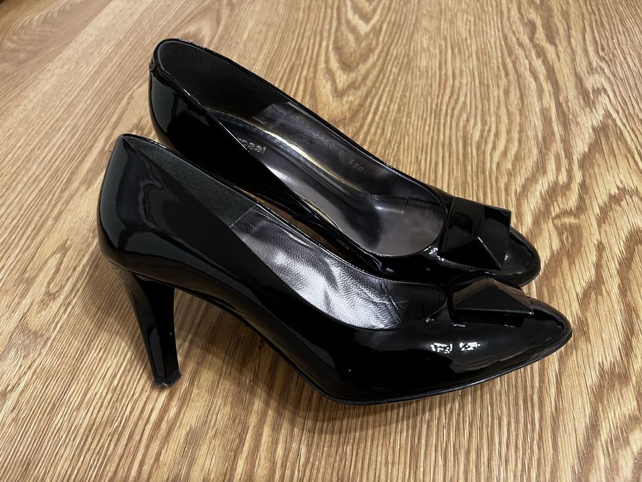 Gino Rossi Czółenka ze skóry naturalnej lakierowanej r. 37,5